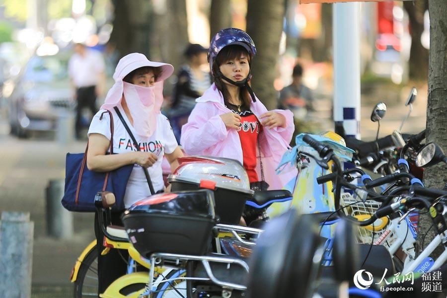 组图：38℃！福州现历史同期最高温网友调侃不会“白”活