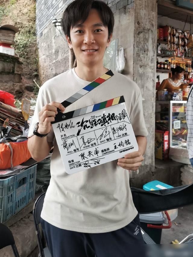 郑爽否认张翰是初恋，真实初恋被扒，有国产宋承宪之称高大帅气