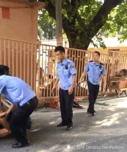 水果摊女遭“当街剖心”，红短裤男坐地剁猪肉式狂砍她胸膛