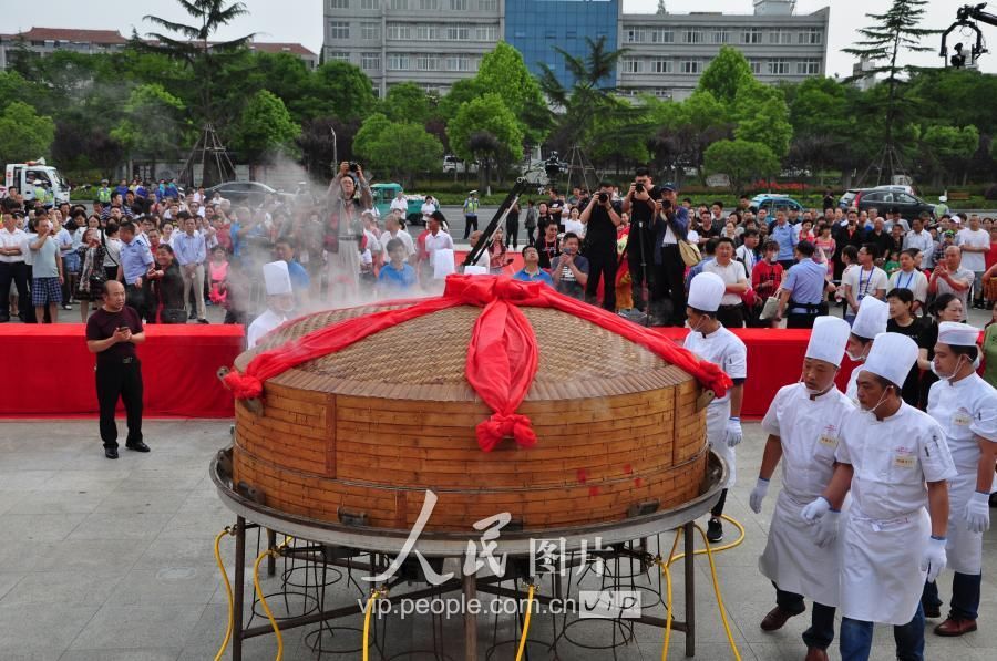 “神州第一笼”湖北天门开笼 一次蒸1098个菜创记录