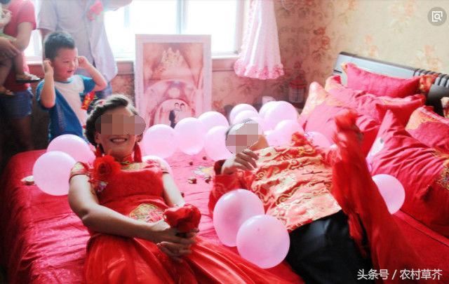 外国女孩嫁给农村小伙,过年和婆家一起煮饺子,贴对联!