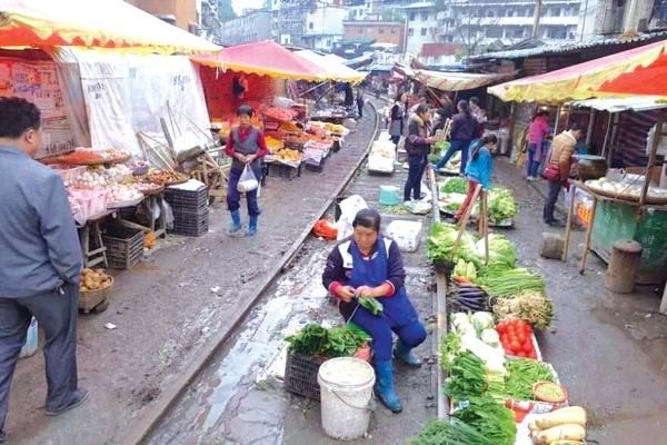 贵州开在铁路上的菜市,与泰国美工铁路神似,火车都时常被逼停!
