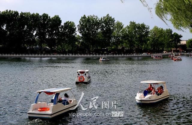 “北京蓝”映衬下的美丽什刹海