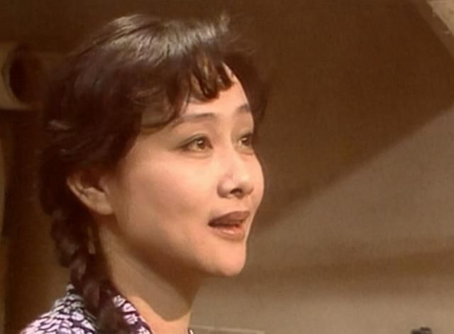老戏骨黄梅莹：与老公姐弟恋相伴36年，今一家三口其乐融融