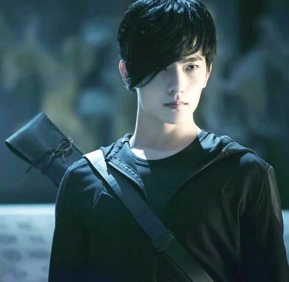 杨洋反手剃寸头,头发少了气质却大变,颜值直追