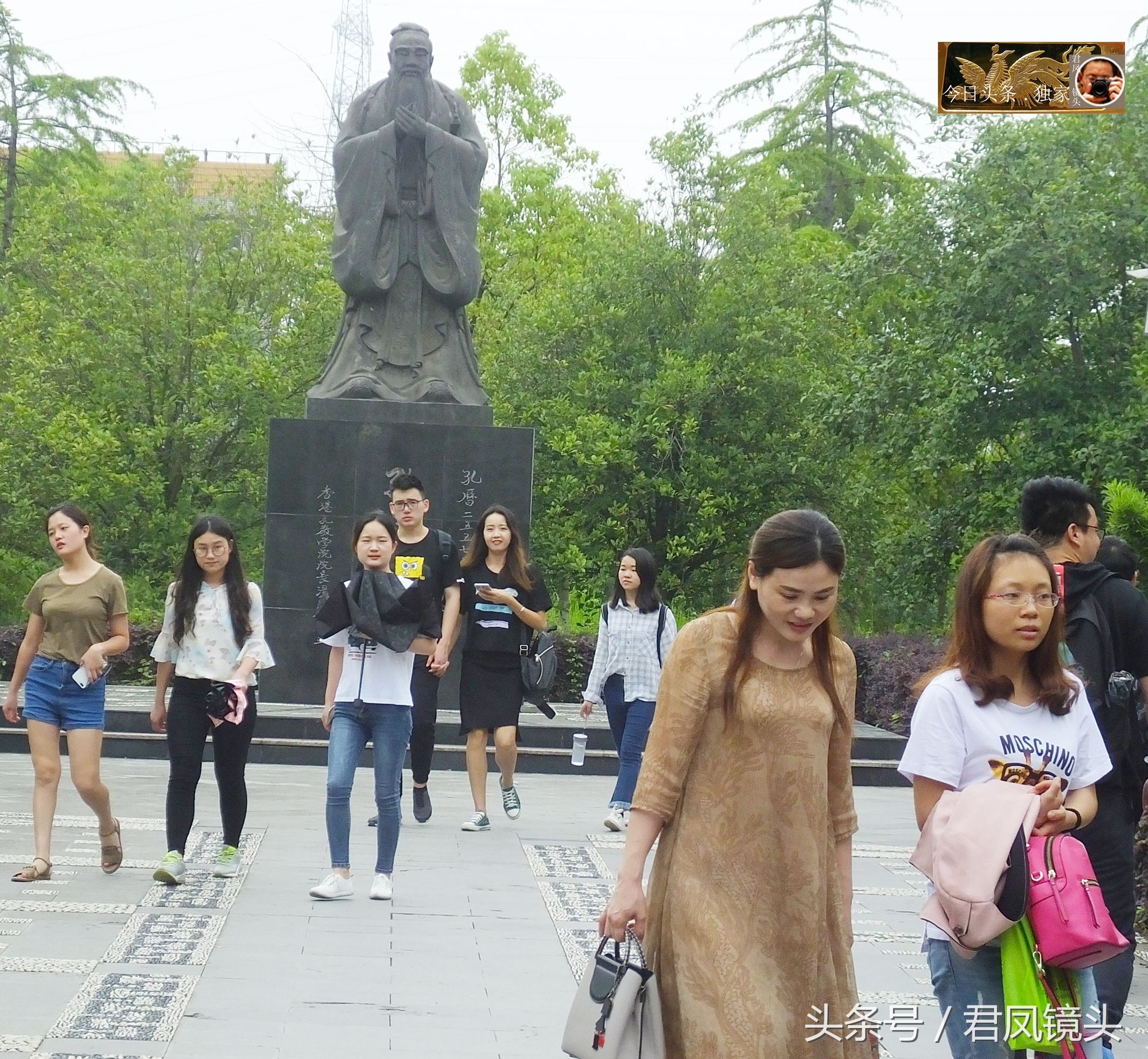 湖北宜昌:三峡大学校园，美女帅哥颜值高!孔子塑像高大!