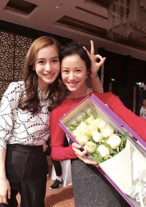 31岁杨颖挤进富婆太太圈站位引群嘲：能力配不上业务，只剩难堪