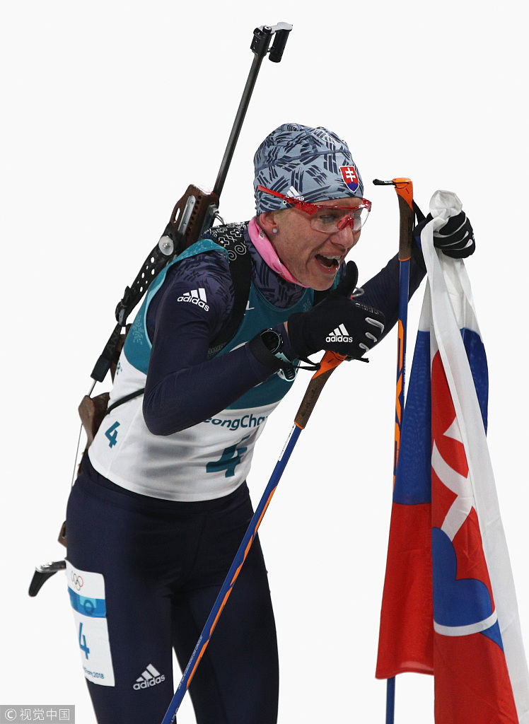 库兹米娜挥舞国旗撞线 行90度鞠躬特感人