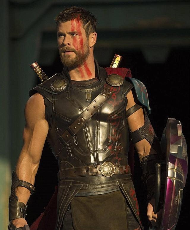 复联四中雷神是怎样变胖的?全程穿这么重的肚