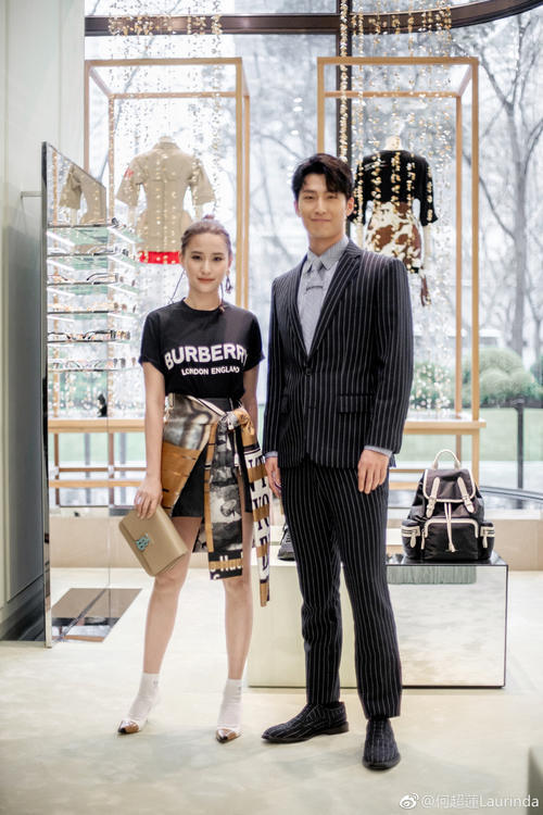 撒狗粮!窦骁何超莲官宣恋情:hi Baby