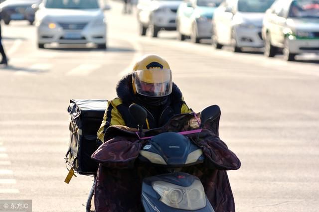 外卖配送小哥被女顾客打了?怎么回事?