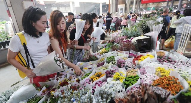 情人节鲜花价格“一路飙升”,斗南花市鲜花销售火爆 大发国际app下载