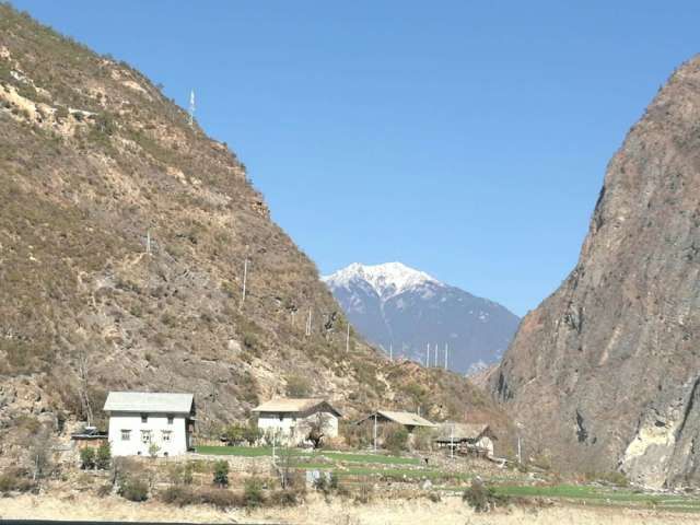 春节你们忙着拜年，他们却在春暖花开的地方尽享雪山