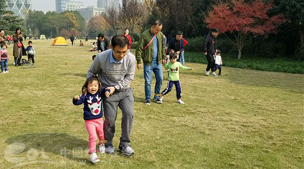 大手小手 快乐童行 景成实验幼儿园开展亲子俱