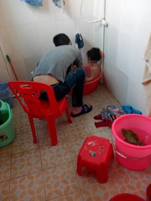 爸爸发现6岁女儿下体红肿,第二天去学校将孩子