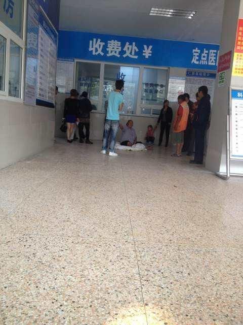 宝宝出生瞬间性别大翻转,婆婆突然大哭,家属都