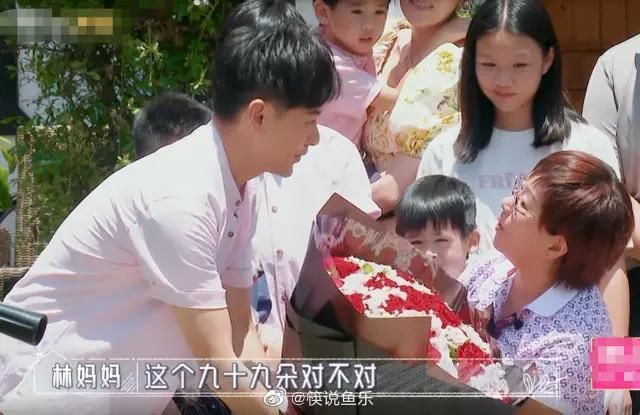 陈若仪带儿子们看夕阳,孩子吃冰淇淋弄脏嘴,冲镜头发懵太可爱