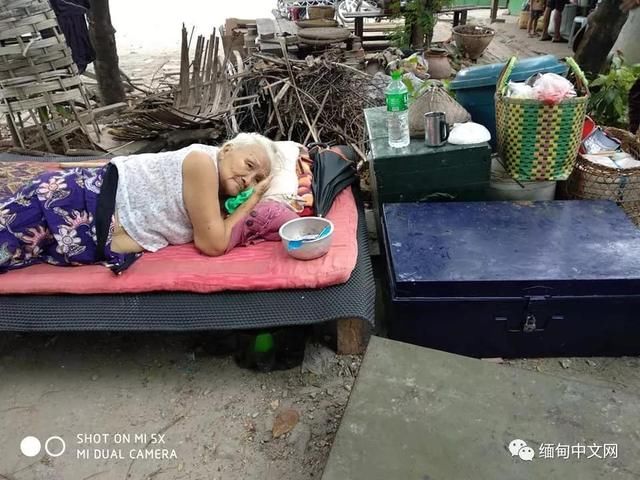 良心何在?瓦城不孝子狠心将84岁老母弃在路边