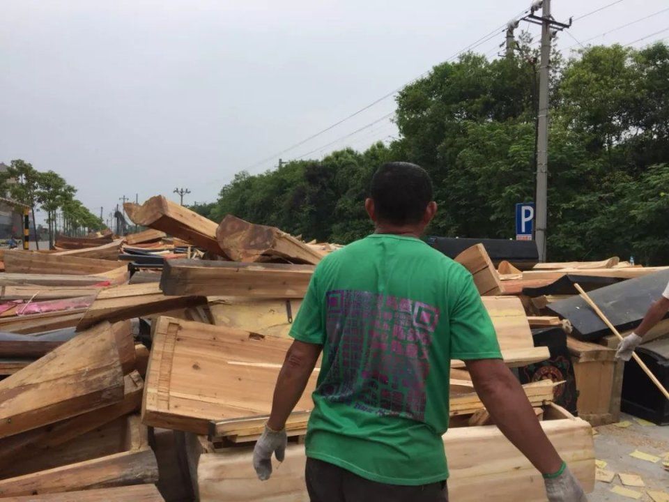 江西这个地方大街上摆满了棺材，现场图片让人吃惊，到底怎么回事