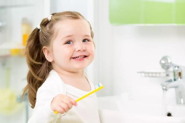 孩子用含氟牙膏会导致氟斑牙?牙膏说:这锅我可