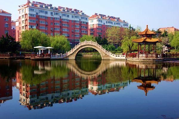 青岛这个公园颜值高：柳湖绿如蓝 碧水秀春色
