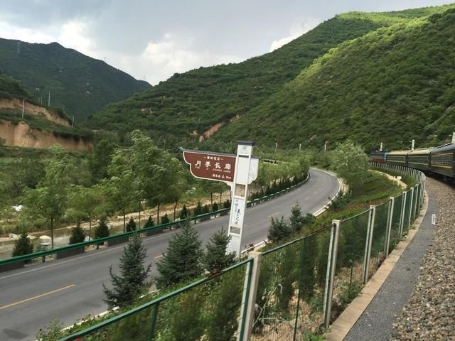 这趟火车坐12小时只要21块，上去只为看风景，速度慢得像穿越