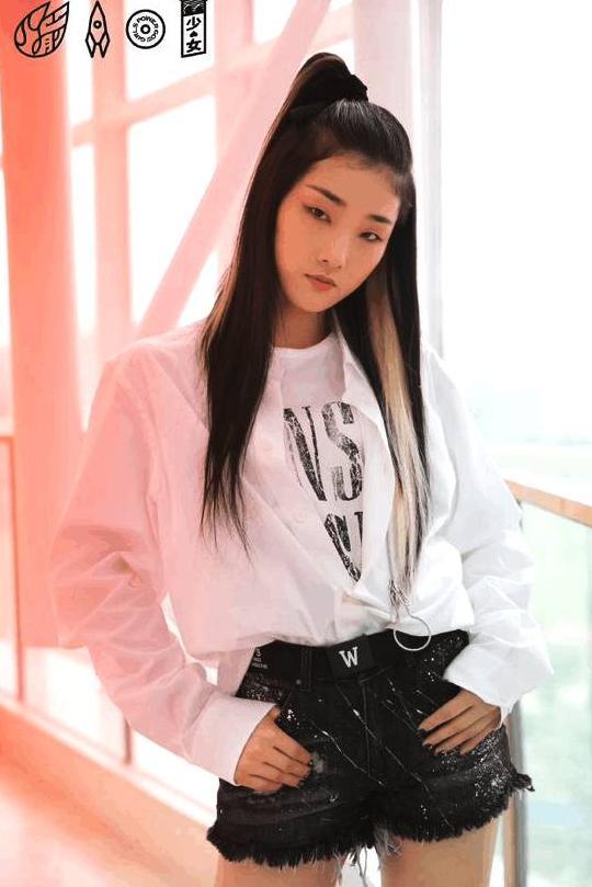 火箭少女直播出事故,伴奏突然消失,坚持表演清