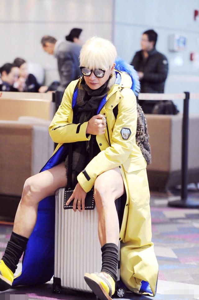 小虎队成员陈志朋又现辣眼睛机场照,这些年他