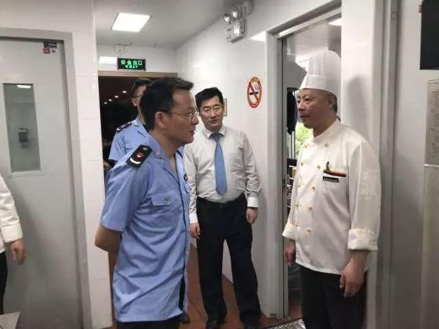 食品安全疏堵结合,在无证无照食品经营治理中