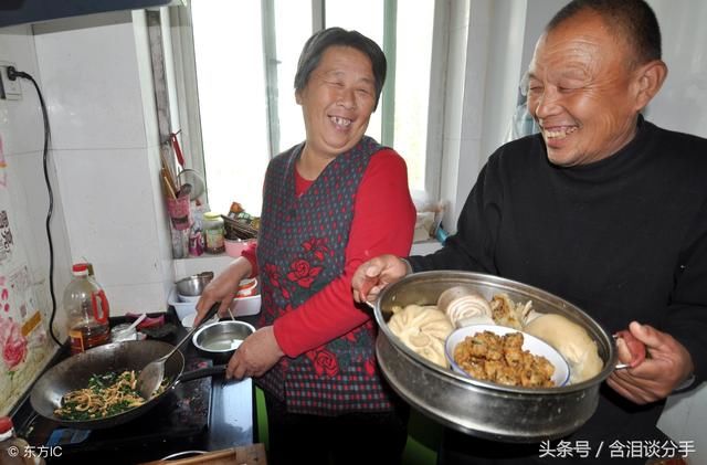 过年跟女友回家，岳父母热情招待，晚上路过岳母屋，我连夜逃回家