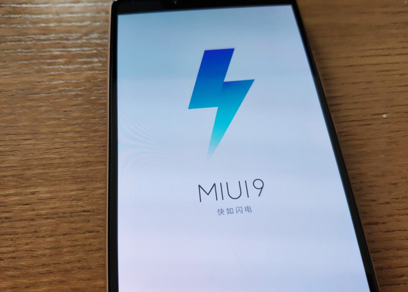 用了三个多月的小米mix2s,和刚买的小米8se对