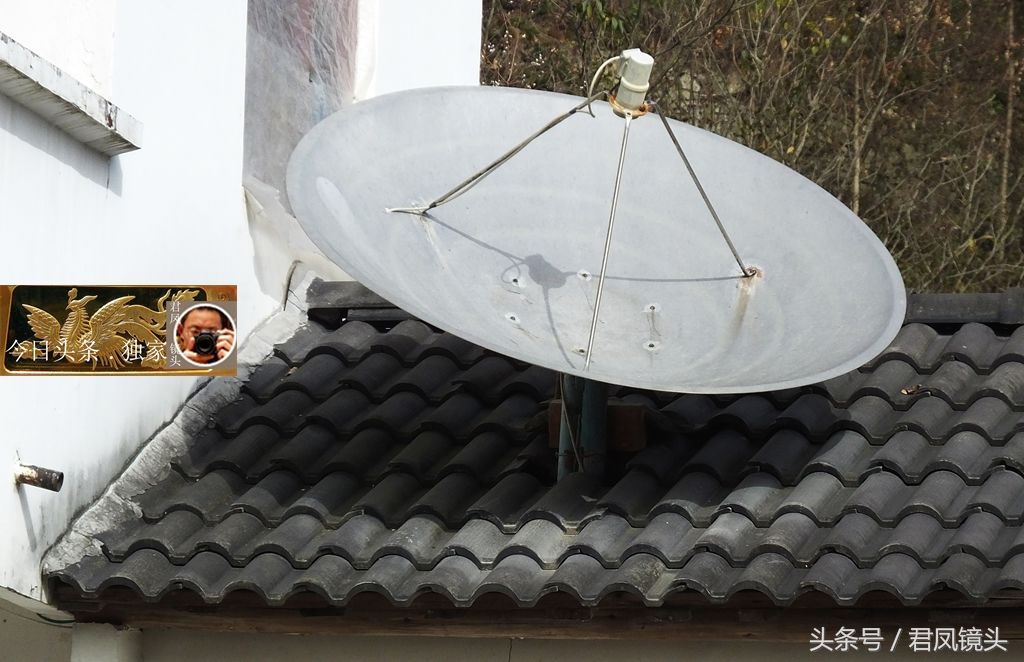湖北宜昌:乡村农家房屋上安装大小卫星锅,收看