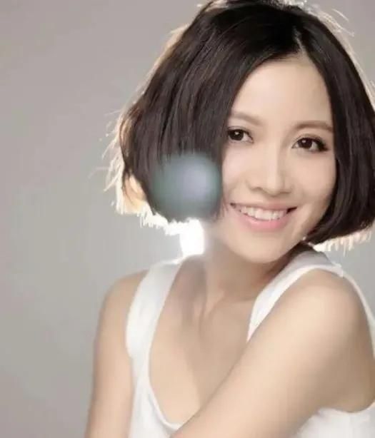 姚贝娜离世5年，张碧晨再送祝福，墓前鲜花不断，她是天生歌者