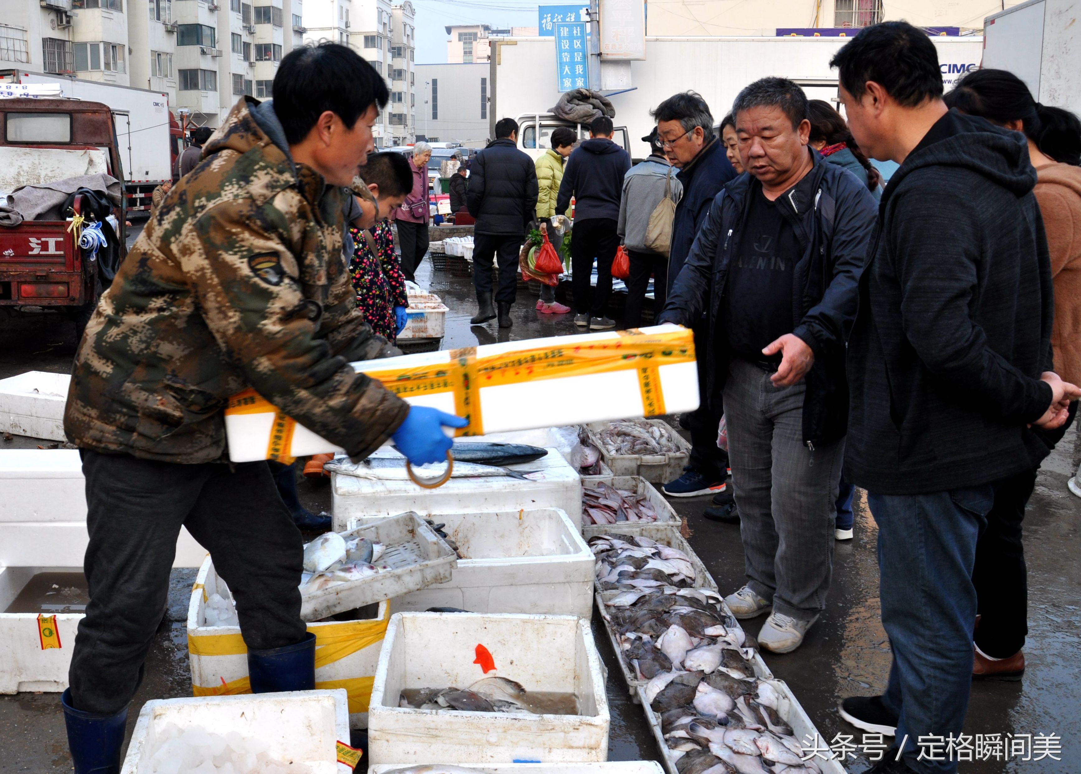 青岛早市“当流鲅鱼”新鲜上市30元一斤 特色搭配 送丈人倍有面子