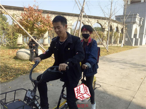 虐狗新神器:武汉一高校现双人 共享单车