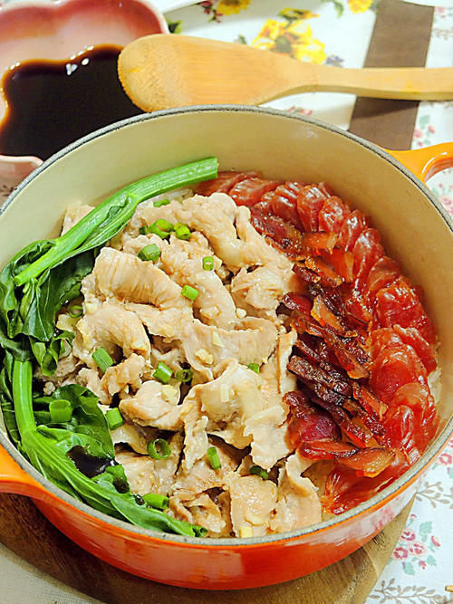 高考吃什么?家常腊味虾酱猪颈肉煲仔饭,这么做