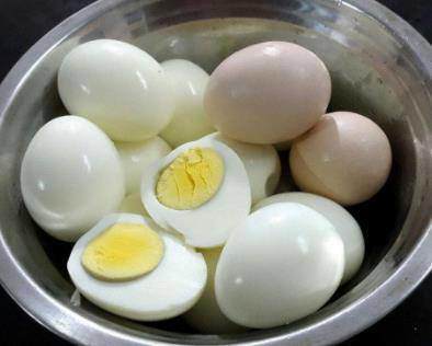 早上空腹吃一个煮鸡蛋,保持半个月,你的身体会