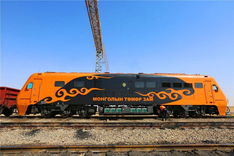 蒙古国火车司机开上中国新机头 有空调还能烧
