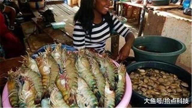 非洲人卖海鲜的方式也是十分随意,有点暴殄天物的感觉了