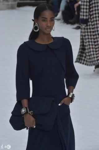 最新时装周女装 t01b19fc9ed34811b5c.jpg