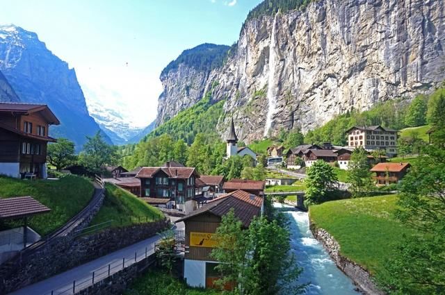 小镇以瀑布闻名：每年300万游客前来，当地人懒得开店赚钱