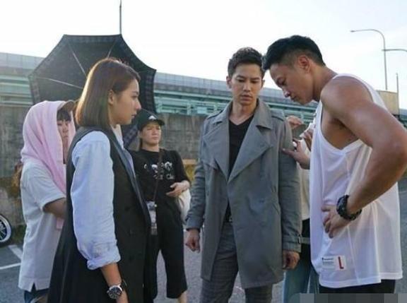 同是演员转行做导演,黄渤负面新闻缠身,而他入