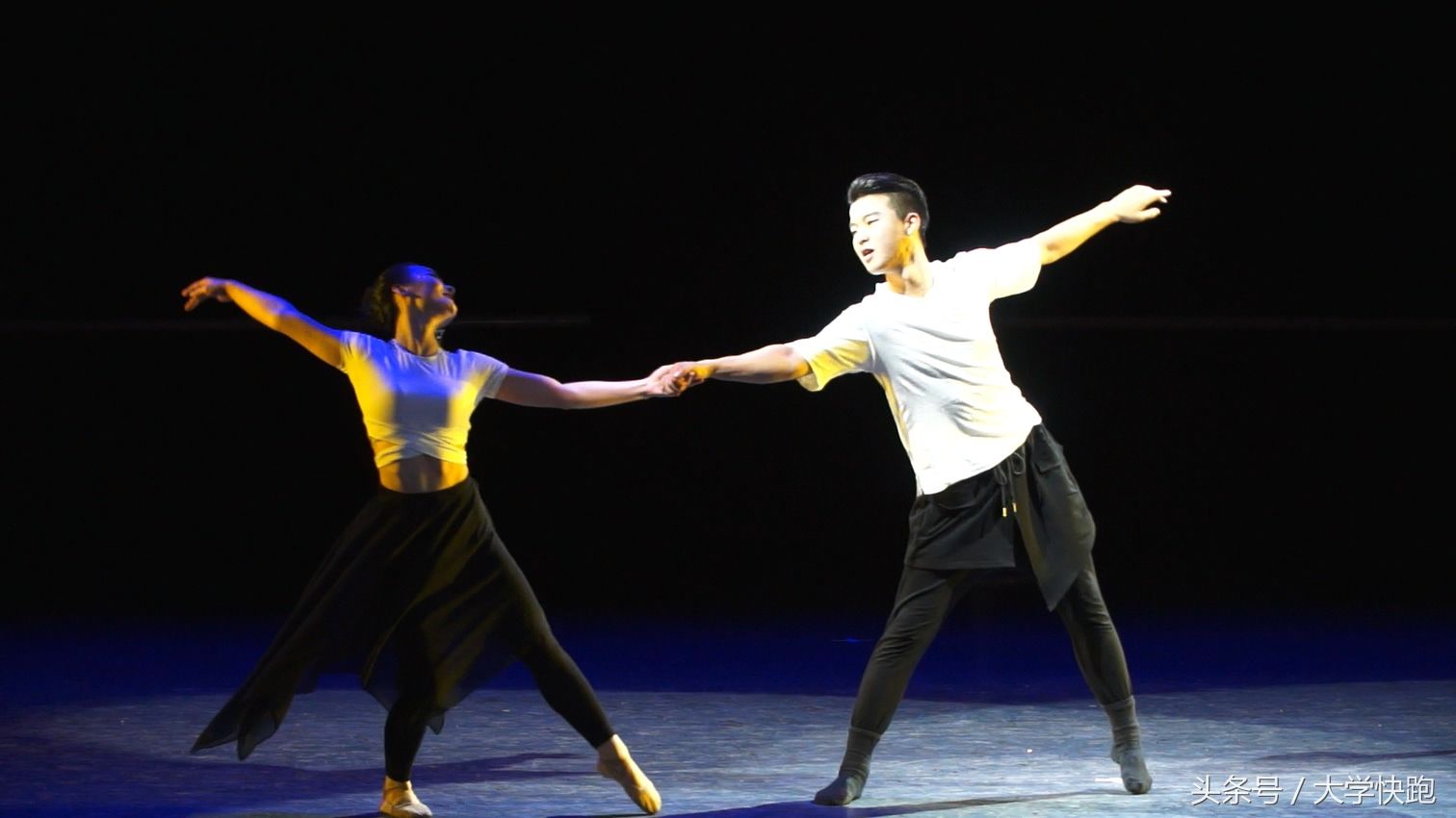 实拍男生表演舞蹈,全程看着很舒服,动作很优美