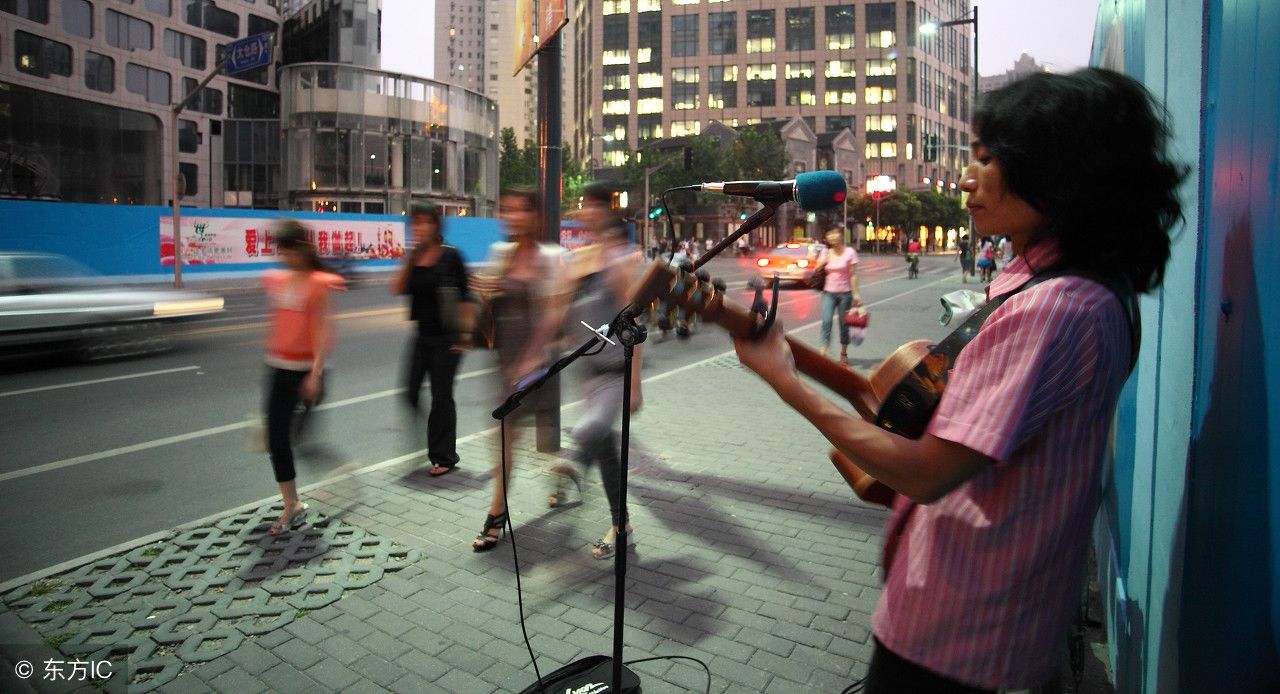 在城市街头唱歌的歌手:梦想的歌声,比明星更感