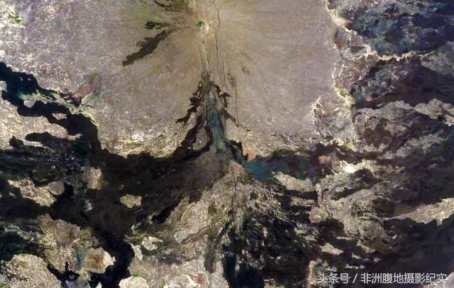 东非大裂谷又被撕开一道裂缝,中国摄影家闯入