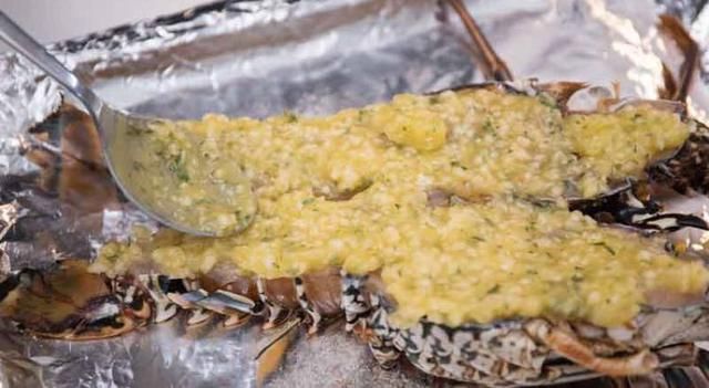 蒜蓉黄油烤龙虾:不用到餐厅也能吃到的鲜甜烤龙虾,易煮又吸引。