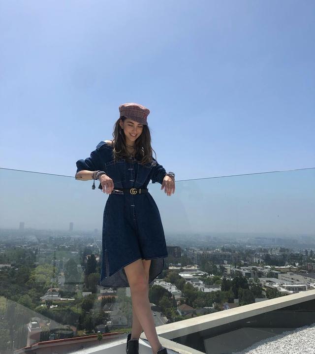 昆凌穿复古牛仔裙小露香肩秀美腿 头低头甜笑