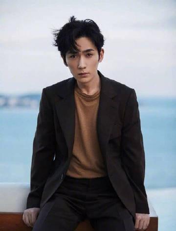 很多人都觉得朱一龙与梁朝伟长得很像!你也是