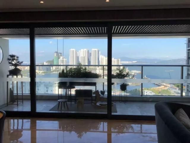 有钱人的焦虑:5000万身价,只能找个角落蹲着!