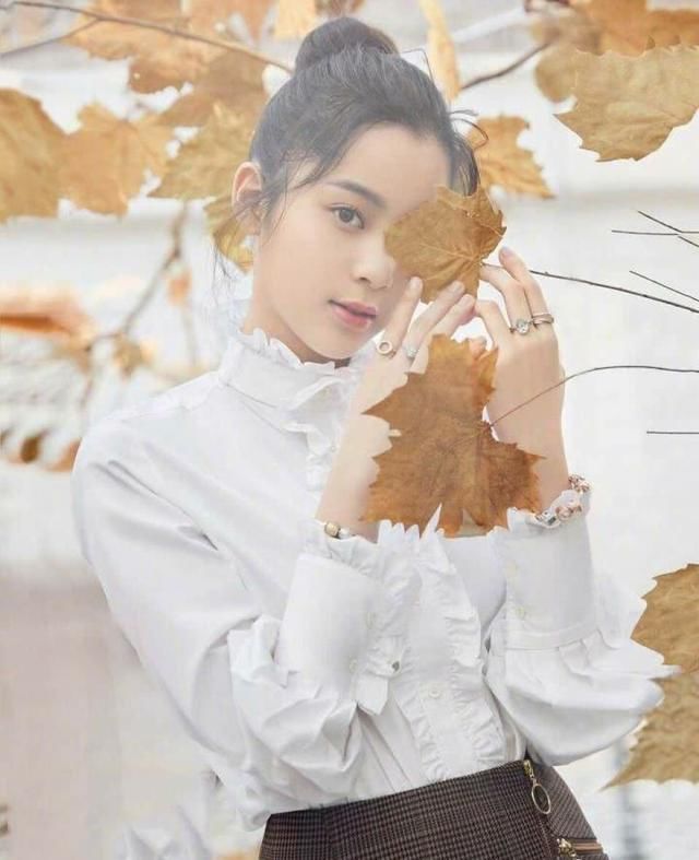 你只看到欧阳娜娜衬衣不系扣,网友还注意到了